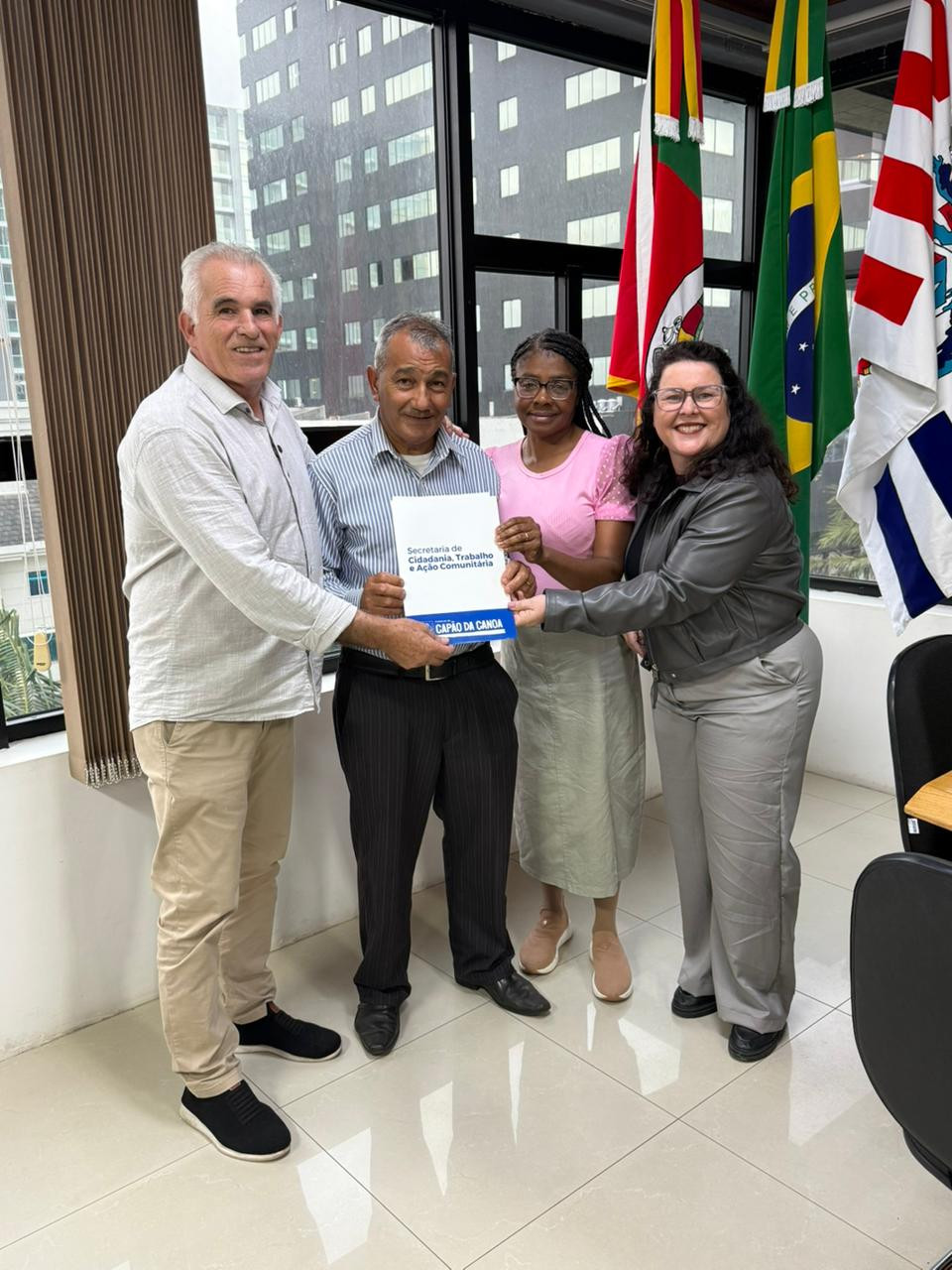 regularizacao-fundiaria-avanca-com-entrega-de-propriedades-obtidas-por-usucapiao-no-municipio