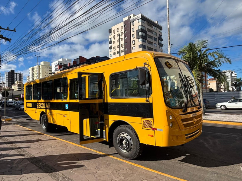 prefeitura-amplia-frota-escolar-com-entrega-de-dois-novos-onibus-2